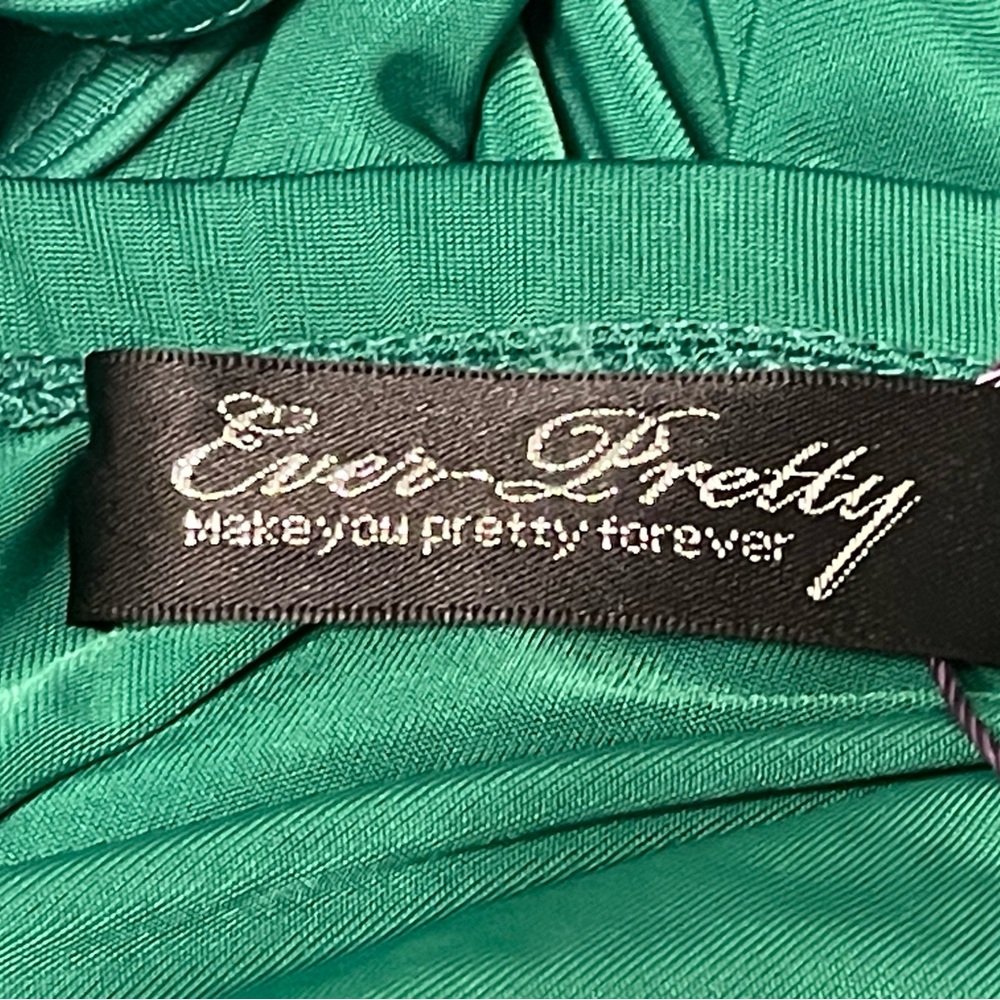 Elegant Green Evening Gown - Picture 5 of 9